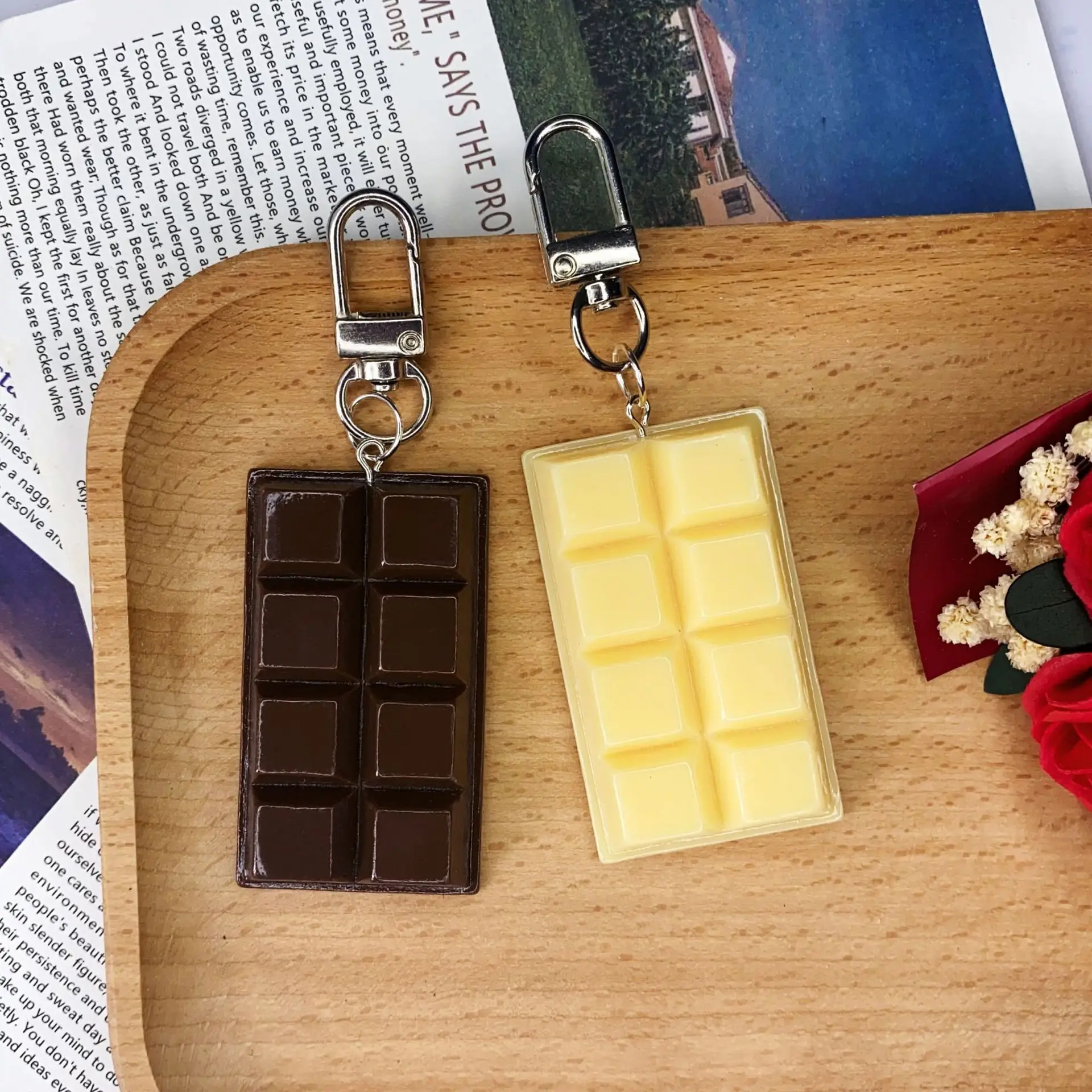 

Hyperrealistic Chocolate Keychain - Non-Edible Dessert Pendant for Her, Dual-Tone Car Purse Charm & Desk Decor Sweet Theme Gift