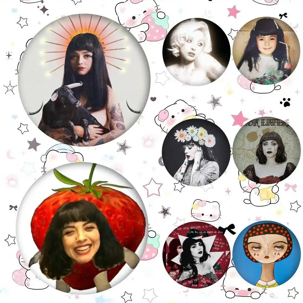 Broches de Anime FEMME FATALE M-Mon L-Laferte, Lindos Insignias de Dibujos Animados para Chaqueta, Jeans, Solapa, Pin, Accesorio de Regalo