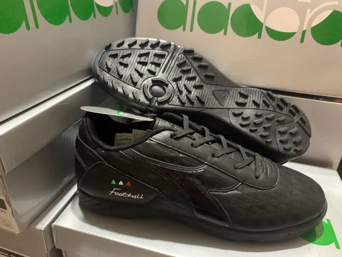 

Professional Football Training Shoes High Top Student Sports Shoes Breathable Football Shoes Spikes