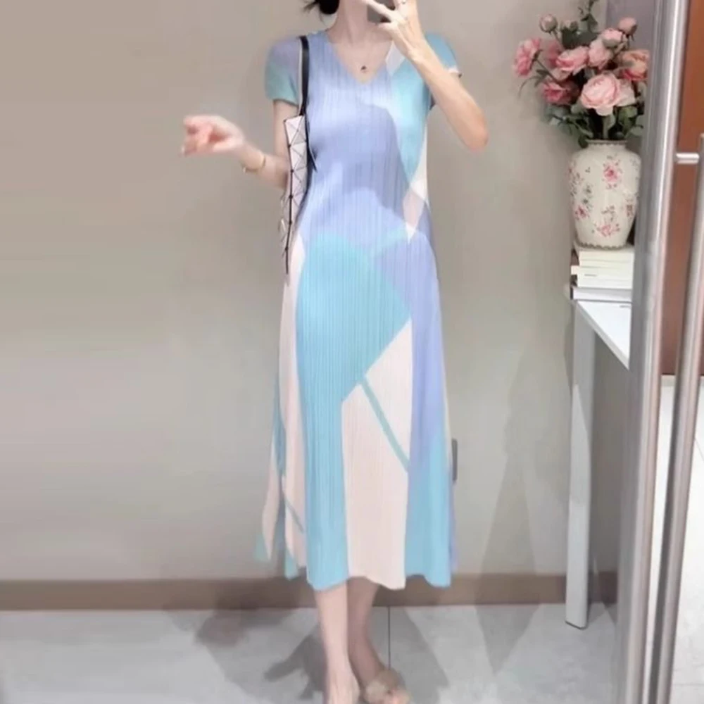 

2025 summer new casual dress women's simple and comfortable abstract printing V-neck short-sleeved pleated dress