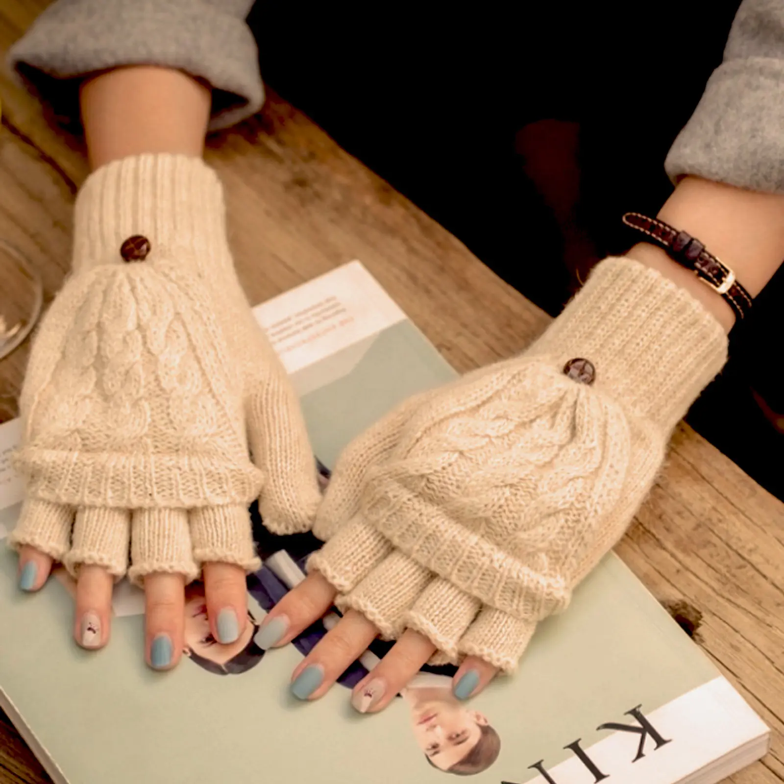 

Перчатки-трансформеры без пальцев женские бежевые вязаные зимние теплые варежки-накладки мягкие легкие удобные для повседневного использования на улице