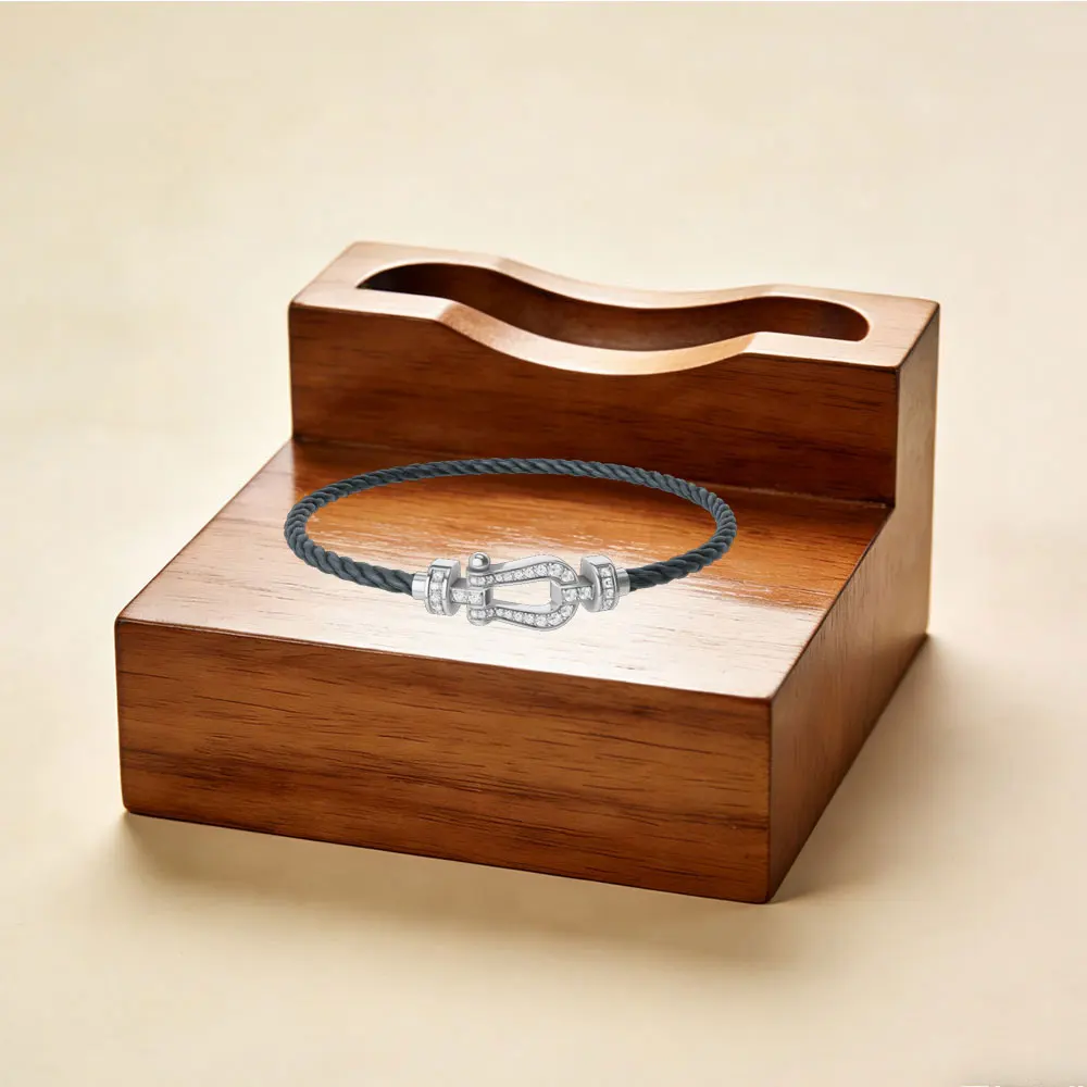 

Medium-sized white diamond U-shaped horseshoe clasp bracelet, suitable for both men and women