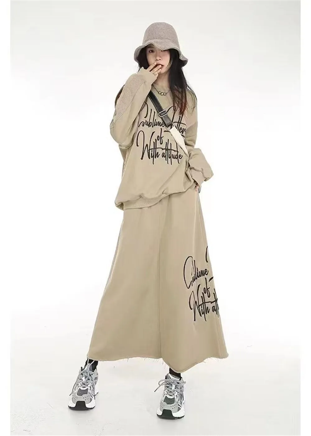 Khaki casual sweater set women's summer and spring high waist hot girl sports bag hip skirt two-piece new autumn 2024.