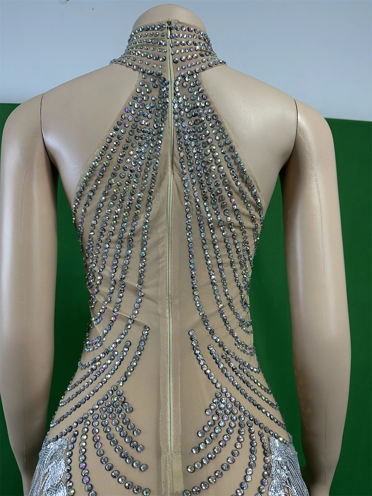 Sukienka damska bez rękawów z cekinami, frędzlami i dżetami, błyszcząca, idealna na wieczorne wyjścia, dla showgirl, na scenę, dla drag queen, kostium dla piosenkarki, tancerki.