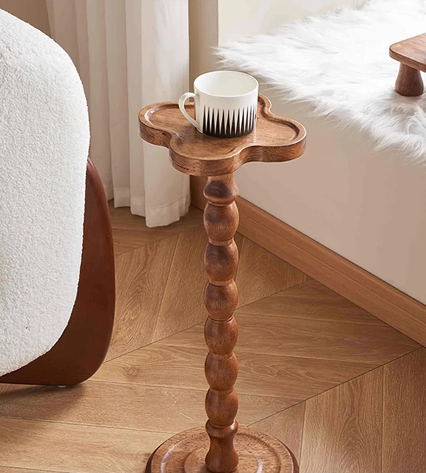 Solid wood retro style corner, a few light luxury mini sofas, a few sides of the cup, a few extremely narrow candlesticks