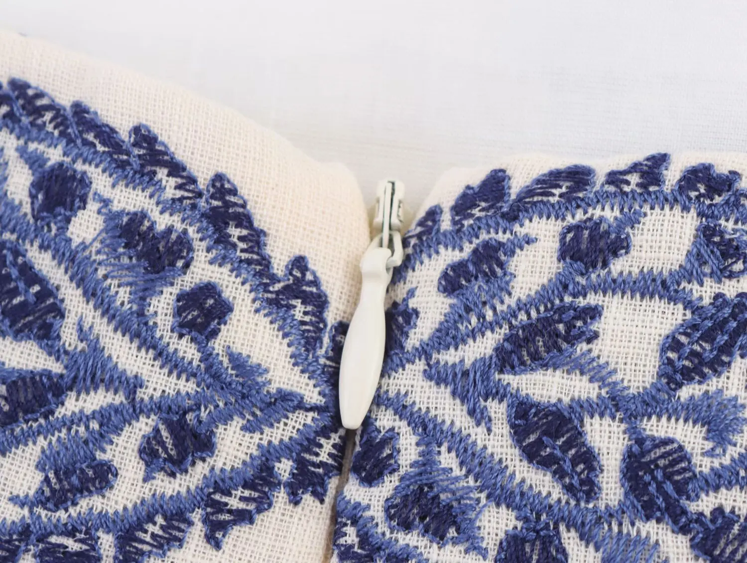 فستان بحمالات على طراز عطلة الشاطئ الصيفية من HH بدون أكمام ومطرز مجوف بدون ظهر ورقبة مائلة فستان نسائي أنيق ميدي