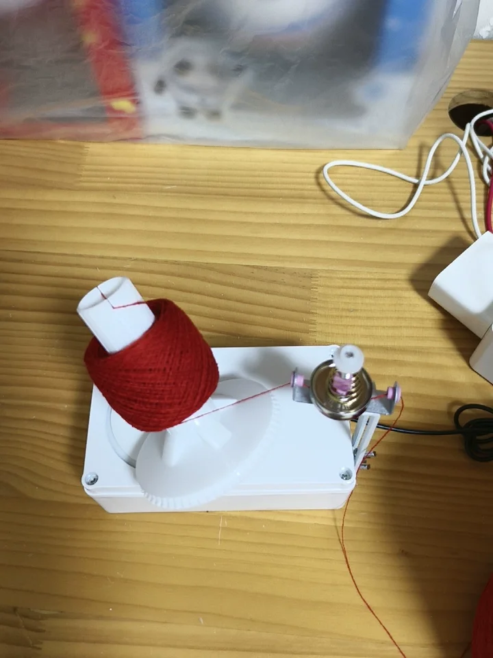Adjustable speed automatic wool winder USB interface cable management and knitting tool