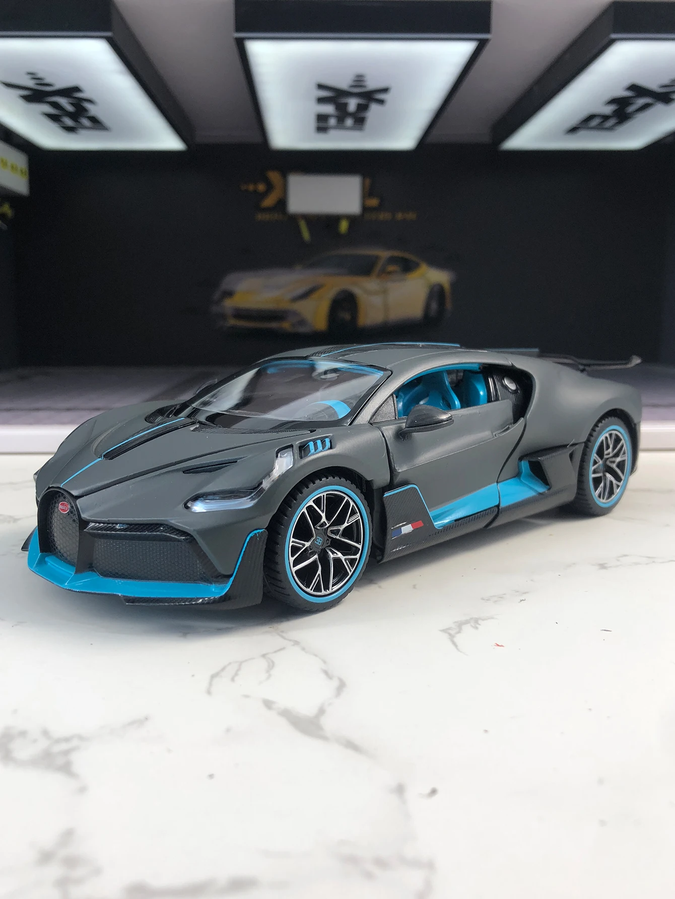 Rastar 1:24 simulation zinc alloy Bugatti DIVO model car, static ornament, metal collectible gift car