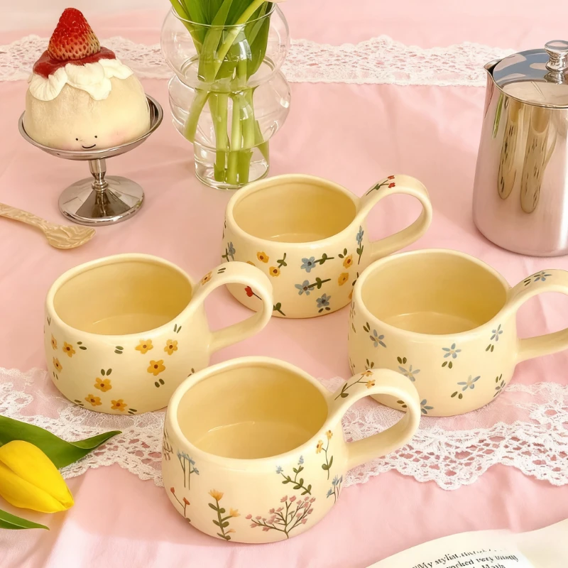 Cremegelbe Keramiktasse im Koreanischen Stil mit Niedlichem Blumenmuster, Handgeformte Unregelmäßige Kaffeetasse, Frühstücks-Milchtee-Becher, Wasserbecher