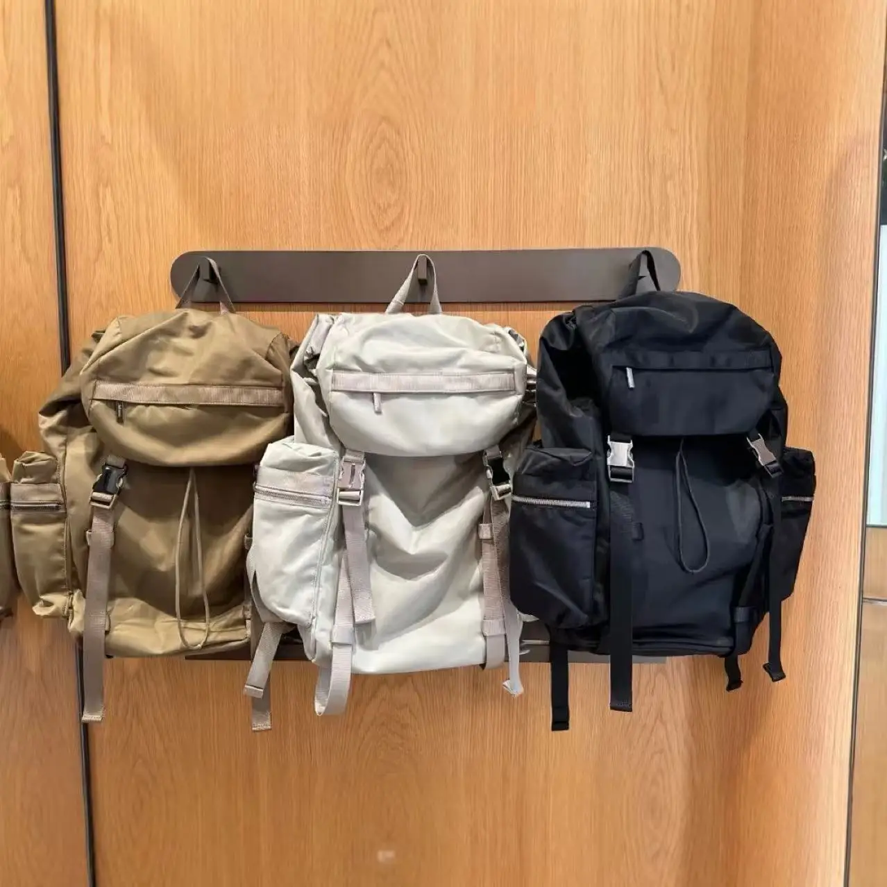 mochila-con-cordon-ajustable-multiples-bolsillos-impermeable-gran-capacidad-ligera-elegante-suave-y-versatil