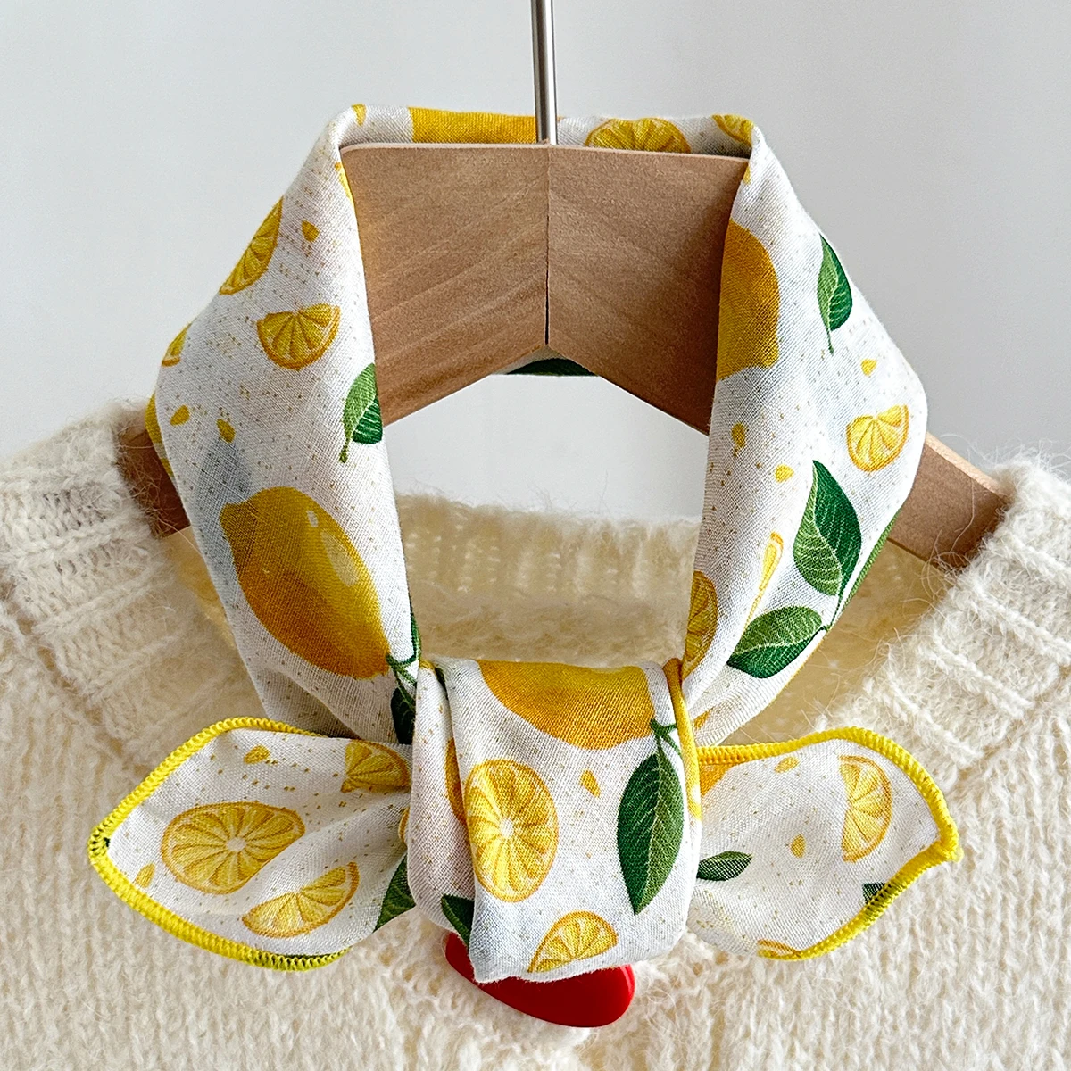 1 pezzo 53X53Cm Sciarpa quadrata stampata con limone fresco Turbante Sciarpa versatile europea e americana adatta per l'uso quotidiano