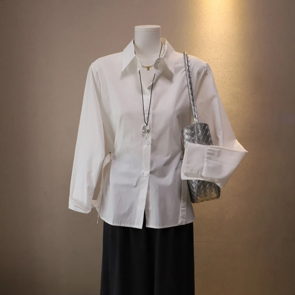 Camicia bianca a maniche lunghe versatile che abbraccia la vita Donna 2025 Autunno Nuovo stile coreano Moda elegante monopetto Top per pendolari