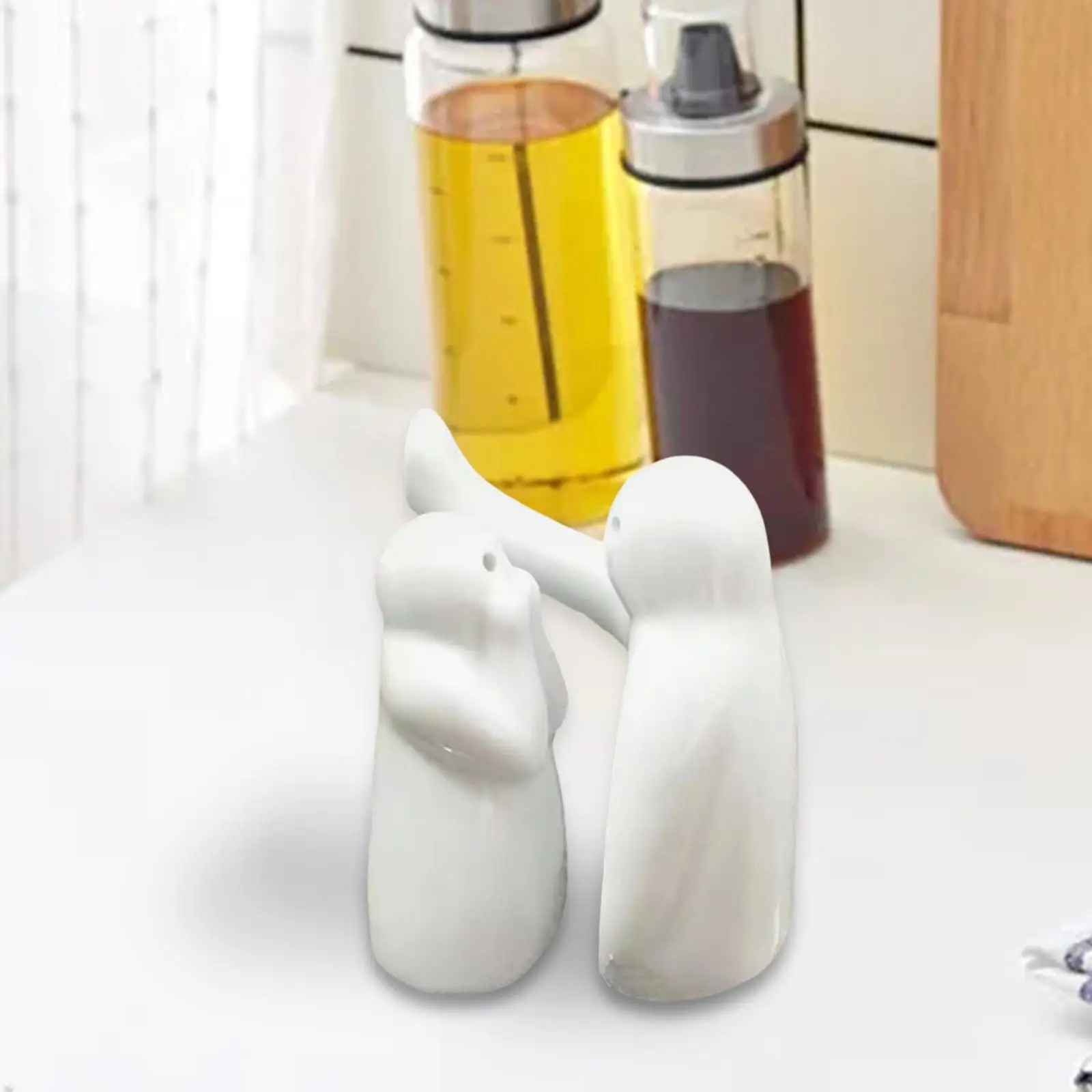 Salt Pepper Shakers Set Hug Couple Design Spice Holder Sugar Dispenser Seasoning Bottles Ornament Ceramic Seasoning Jars Novelty