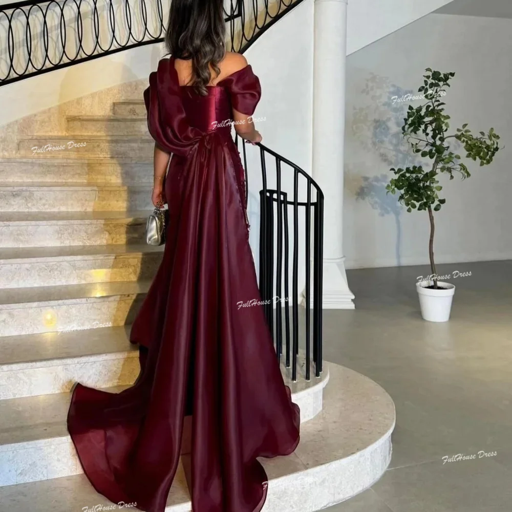 Maßgeschneidertes schulterfreies, plissiertes, sexy Etuikleid, bodenlanges Hochzeits-Partykleid, rückenfreies Ballkleid mit floraler Spitze und Sweep-Court