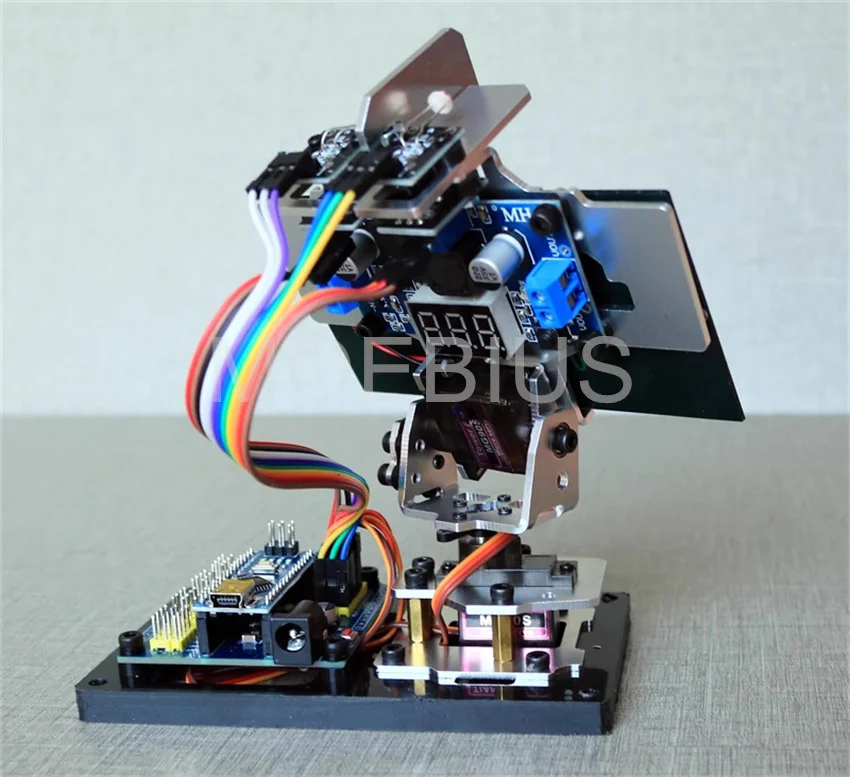 Inseguitore intelligente della sorgente luminosa dell'attrezzatura del Radar di tracciamento dell'energia solare compatibile con il Kit Stem fai da te del progetto Arduino Maker