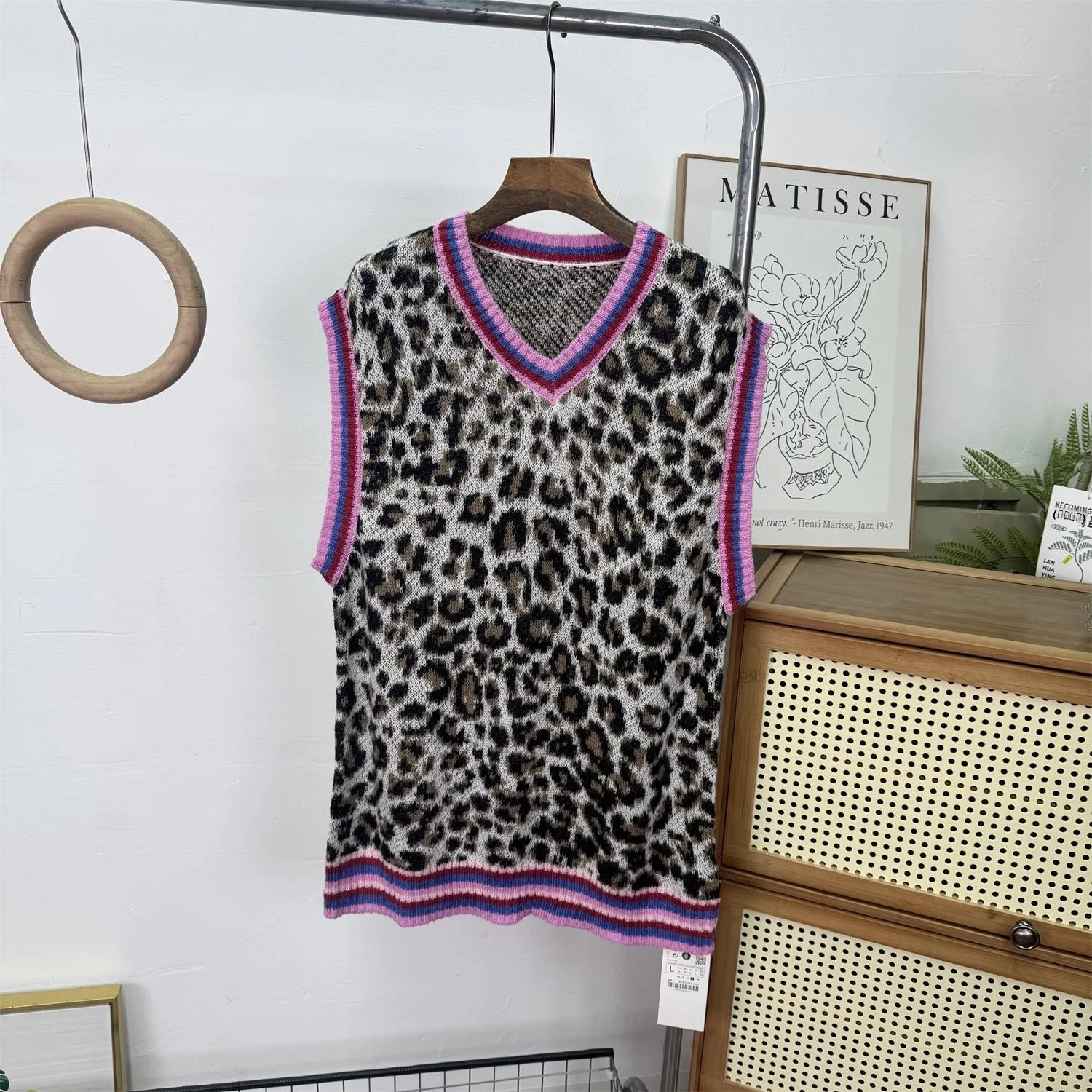 

New Autumn Winter Men's Loose Animal Pattern Knitted Vest V Ne Svel Warm Casual Faion 2026 Spring Collection