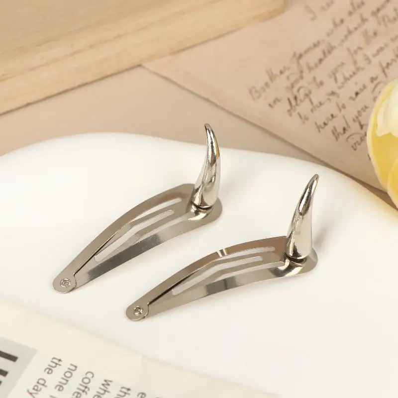 2/5Pcs Women Harajuku Gothic Punk Hair Clips Y2K Spiker Rivet Hairpin Demon Horn Batterttes Girl Hair Accessories Gift