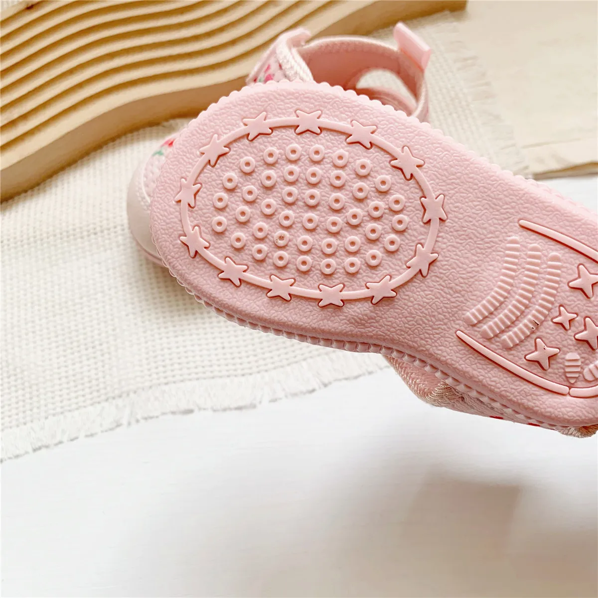 Nuevos zapatos para caminar tridimensionales de dibujos animados para niños, zapatos bajos suaves de lona con dibujos de cereza rosa para caminar en interiores y exteriores