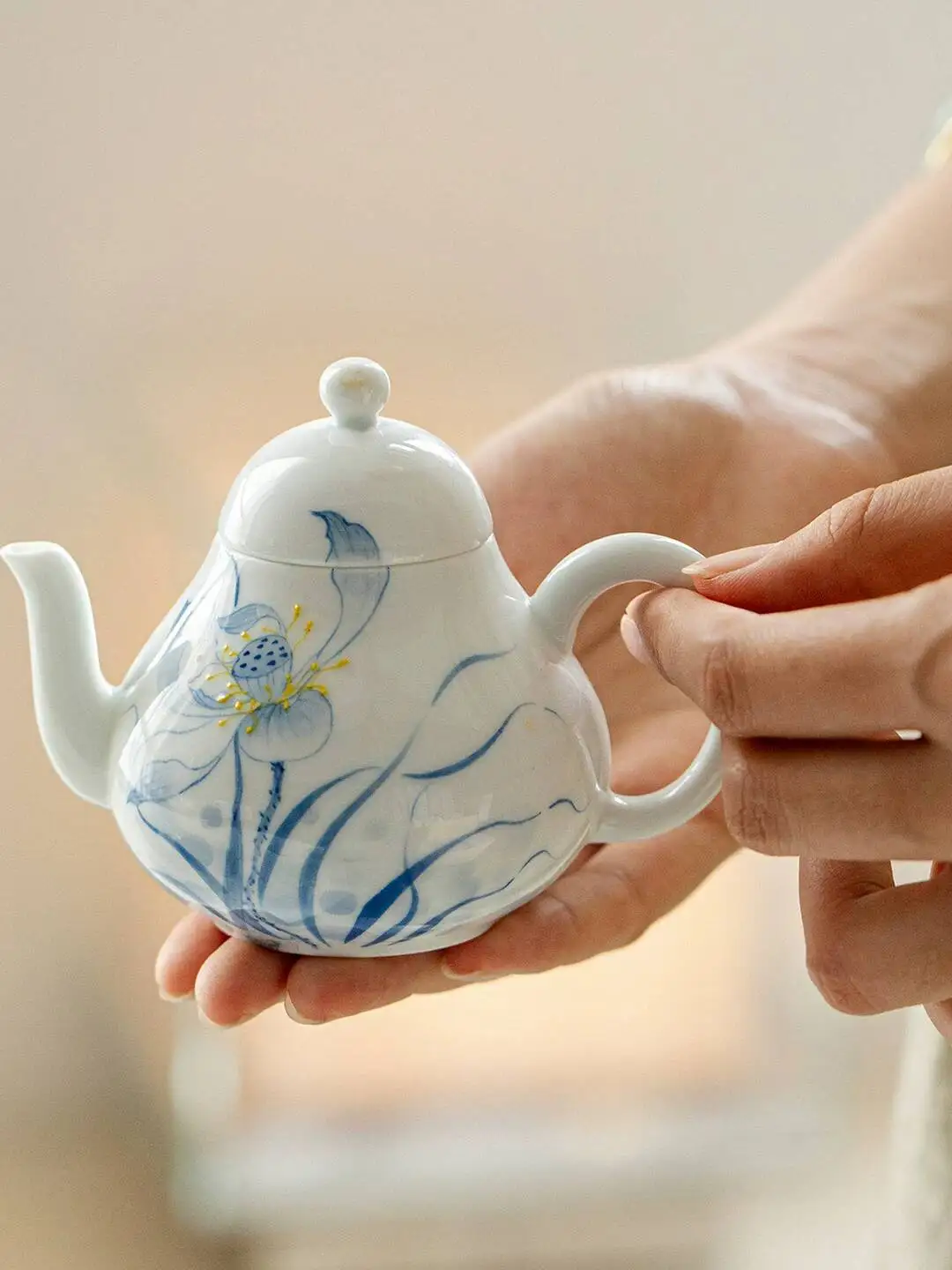 Wuyintang Chinese Style Hand Painted Lotus Ceramic Blue And White For Home Use Hand Held Teapot With Filter Kung Fu Tea Set
