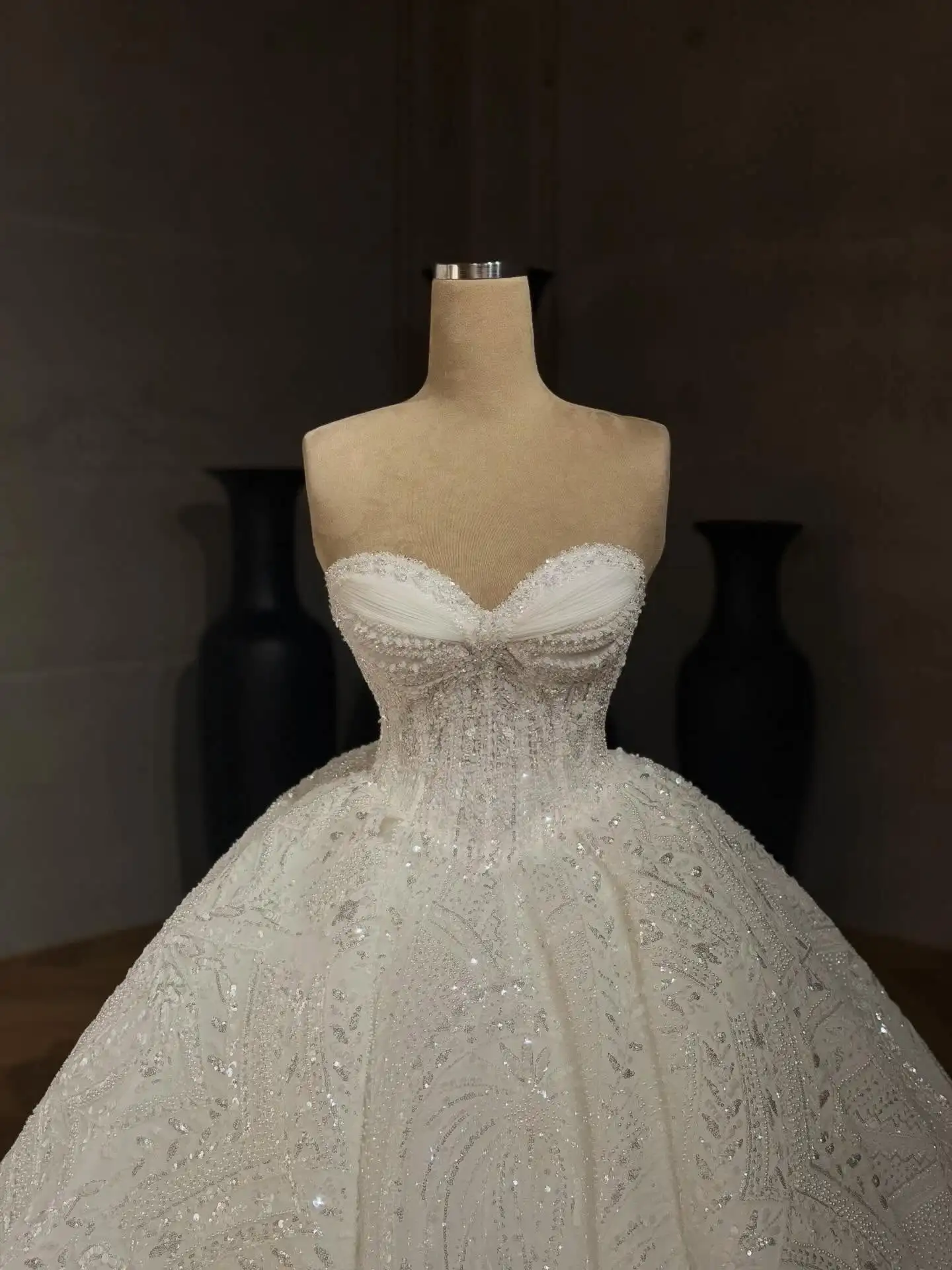 Sparkling Sequins Ball Gown Wedding Dress Strapless Sleeveless Bridal Gowns Crystals Sweep Train Customized Vestidos De Novia