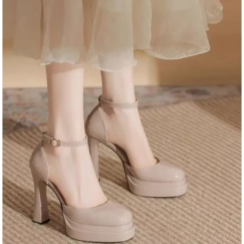 

Туфли-лодочки на платформе с полым ремешком и пряжкой, женские, весна/лето, из лакированной кожи, на квадратном каблуке 11 см, очень высокие, для вечеринок и танцев
