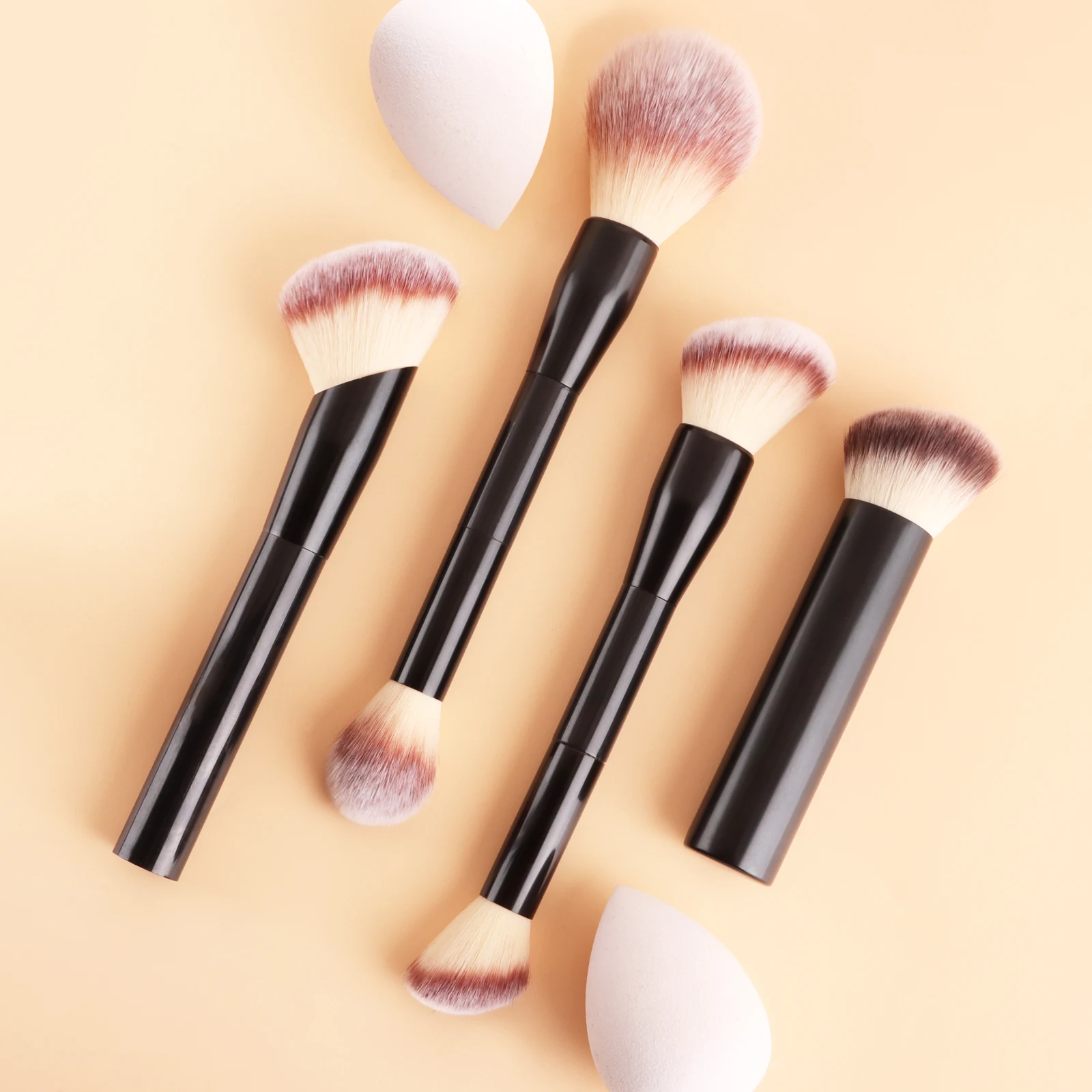 Juego de 4 Brochas de Maquillaje Retráctiles, Brocha Redonda Grande para Polvo Suelto y Brocha Angulada para Contorno con Esponja de Belleza para Base de Maquillaje