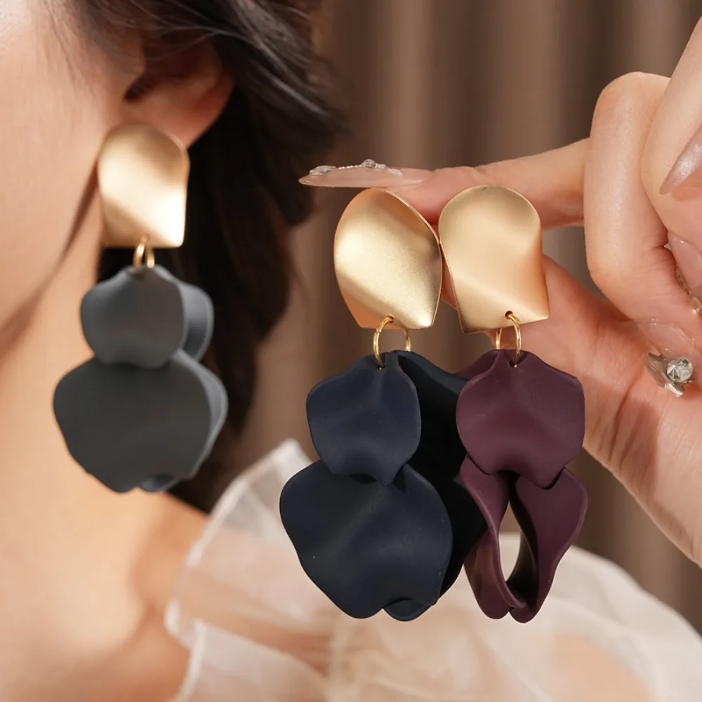 Minimalist Soft Gold Tone Matte Irregular Ruffled Petal Dangle Earrings for Women Art Exhibition Vintage Market Fashion Jewelry