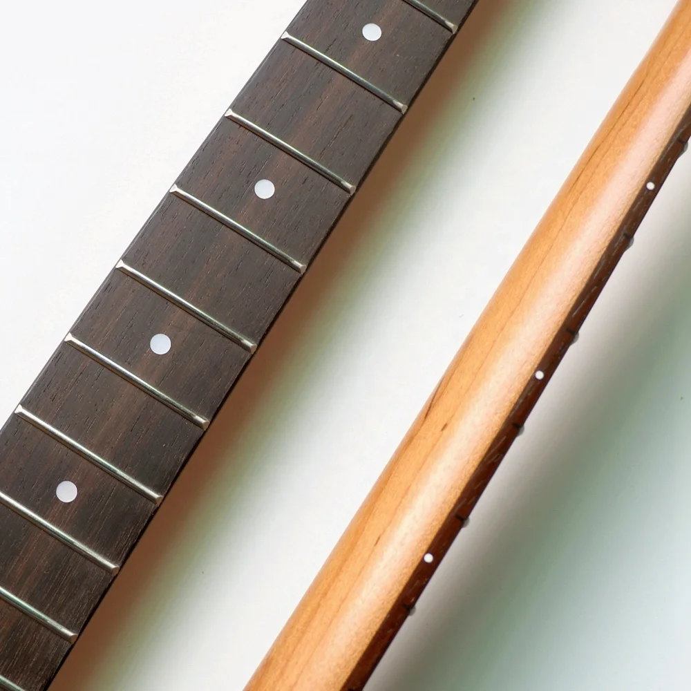 جيتار كهربائي من Hooqu من الساتان مقاس 25.5 بوصة من خشب القيقب المحمص ST مع لوحة أصابع من خشب الورد لقيثارات 22 فريت مخصصة