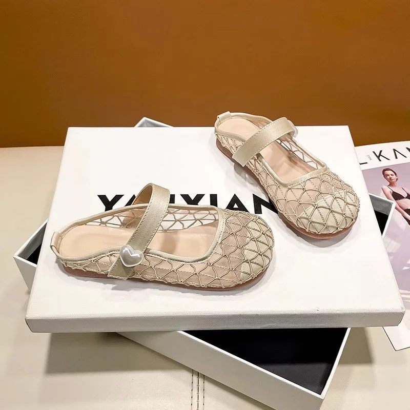 أحذية أطفال مسطحة صيفية جديدة للفتيات شباشب برأس مستدير أحذية شبكية قابلة للتنفس مع صنادل مضادة للانزلاق أحذية فردية