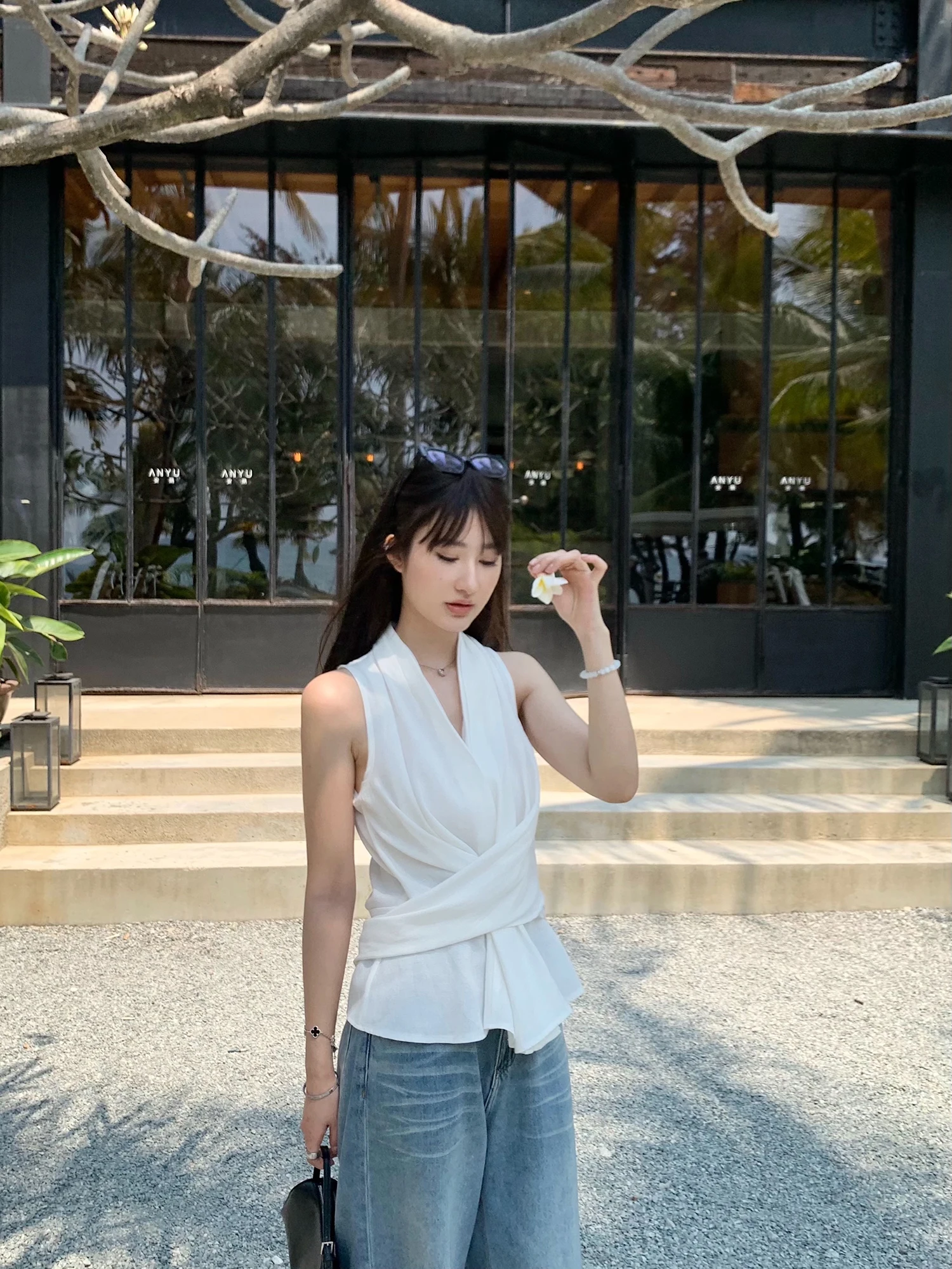 

Белый женский летний топ-жилет с V-образным вырезом, подчеркивающий талию, из тонкой ткани, для стройного силуэта