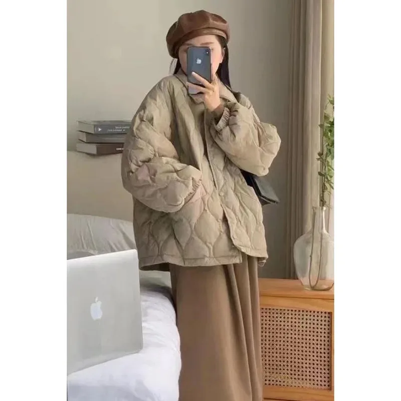 Ciepła, gruba kurtka bawełniana w stylu casual, luźny krój, wypełnienie z włókna poliestrowego, krótki rękaw, krój w kształcie litery A, kołnierz polo.