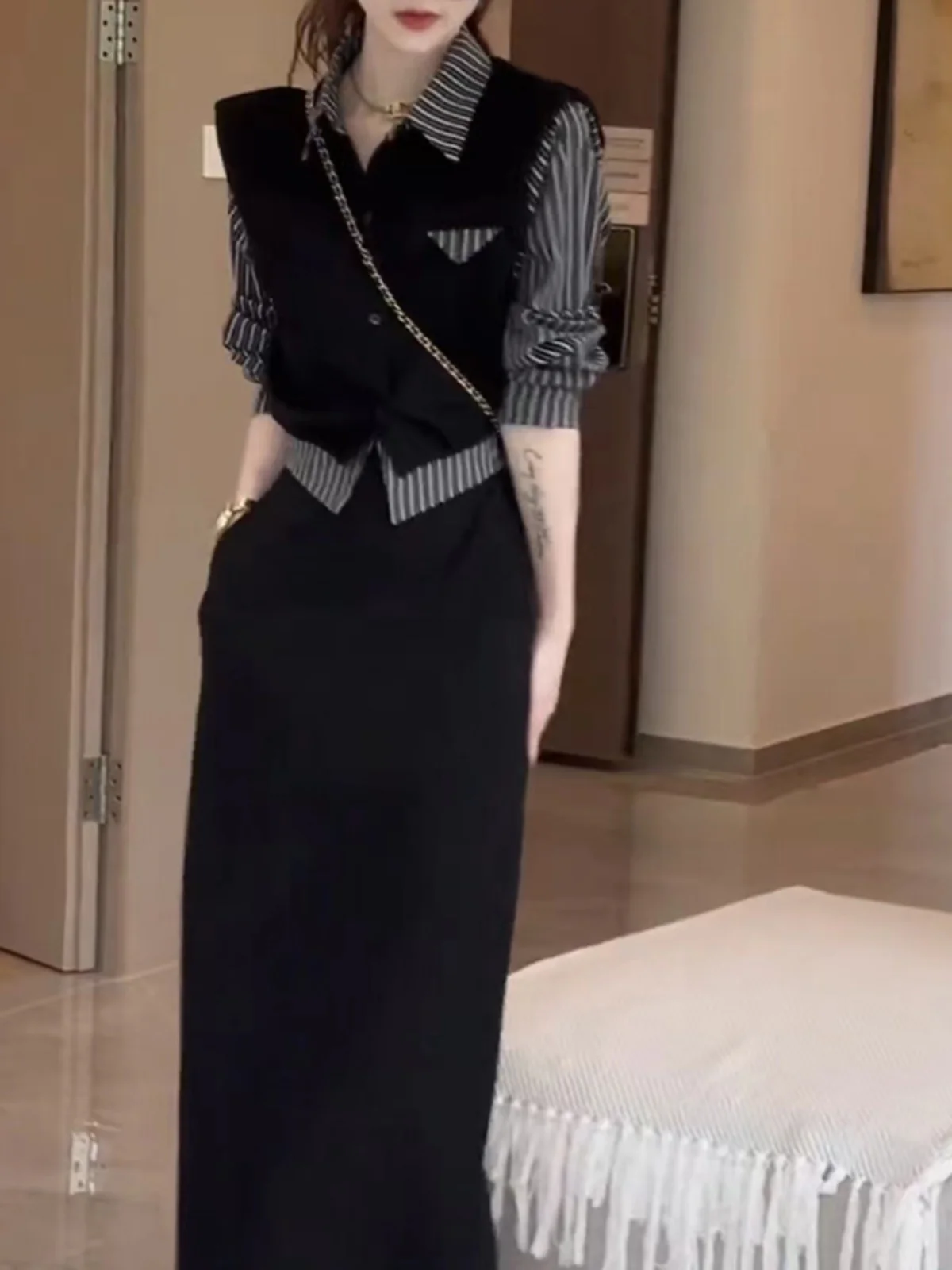 엘리 슬리밍 스트라이프 테르 네 미디 스커트 여성 패션 세트 2024 가을 신상품 투피스 폴리에스터 섬유