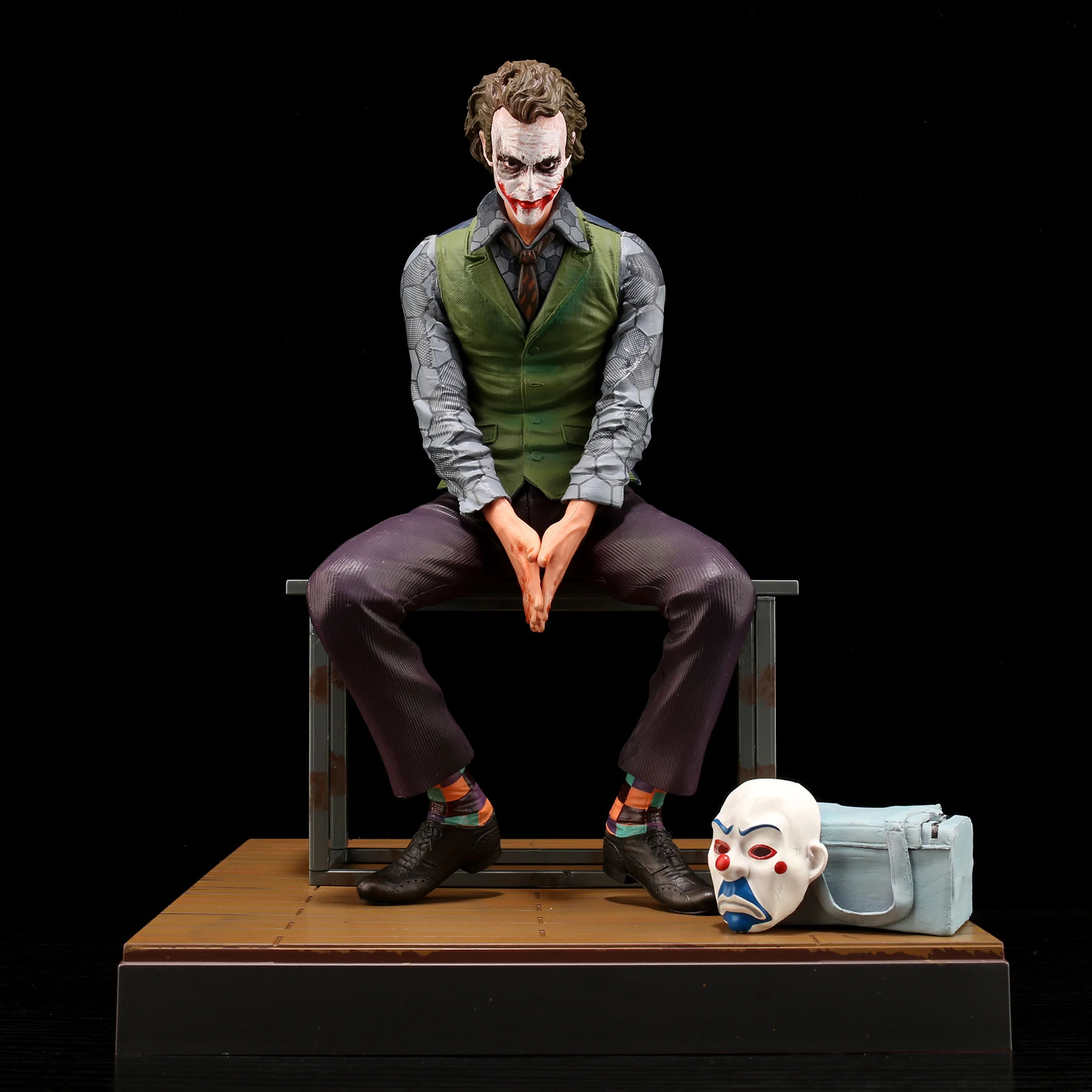 24cm 조커 히스 레저 액션 피규어 앉아있는 그린 슈트 손에 조커 마스크를 들고 있는 자동차 인형 데스크탑 장식 모델 장난감 어린이 선물