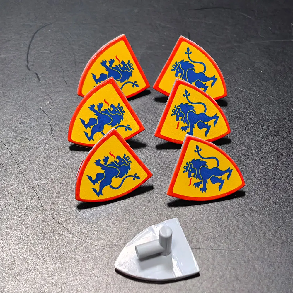 

3846 MOC Bricks Parts Printed Triangle Shield Medieval Red Lion Pattern Shield Knight Building Blocks Accessories Parts 5pcs