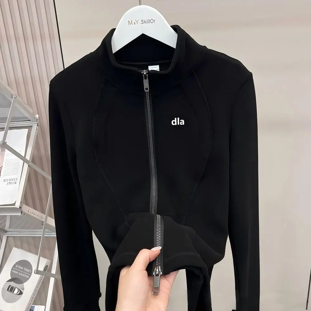 Sporty simple V-neck double-zipper slim-fit coat for women in autumn and winter, elegant woolen top that is warm and slimming.