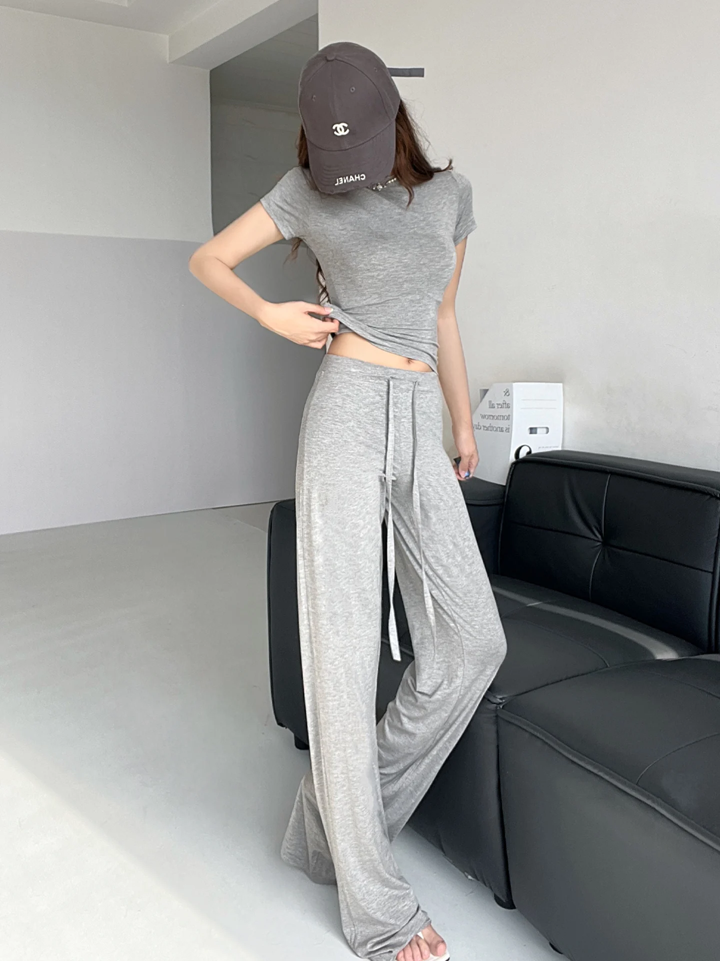 

Комплект: футболка с круглым вырезом Slim Fit и брюки с высокой талией и широкими штанинами, ультрадлинные брюки с эффектом «песочные часы», повседневный женский комплект с коротким рукавом