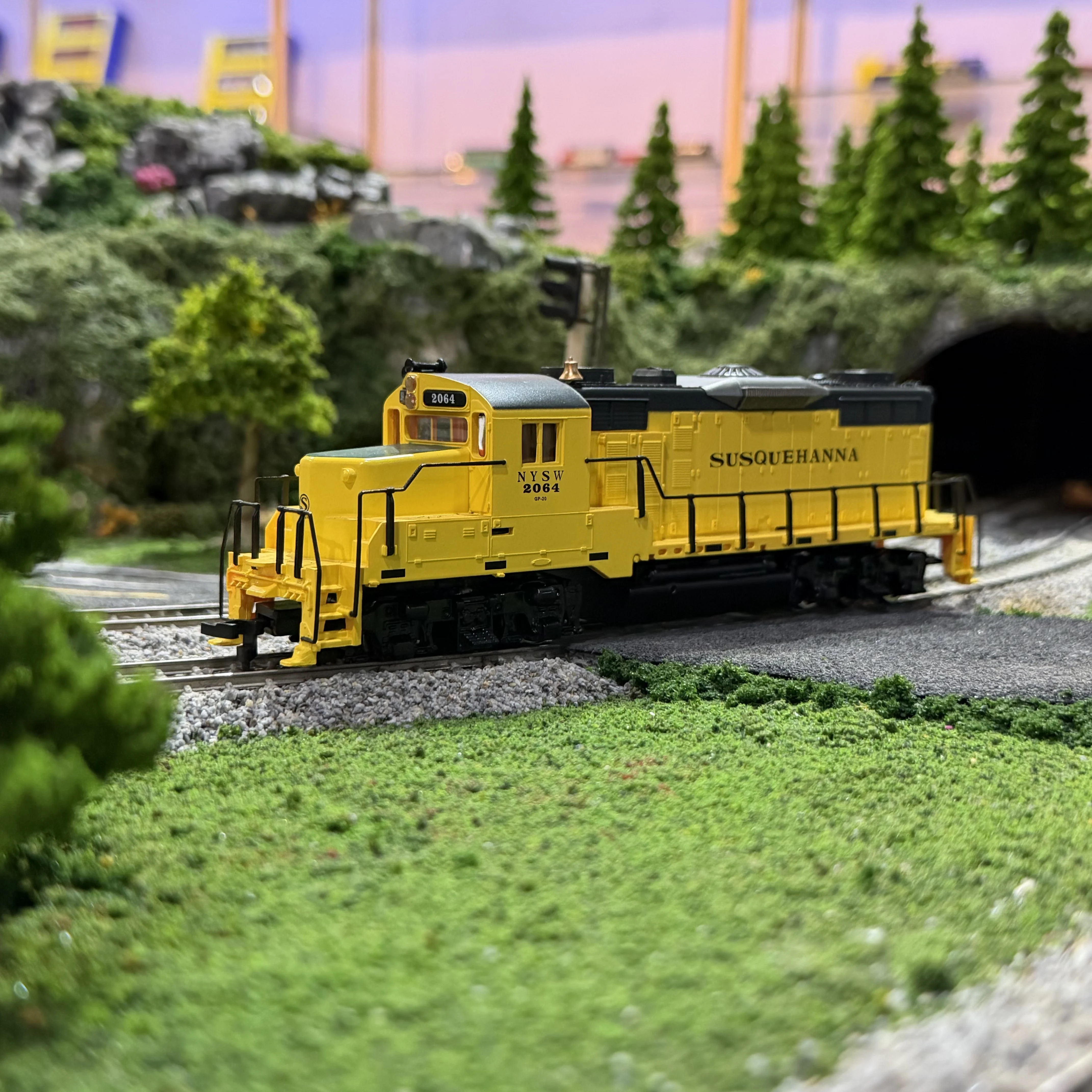 HO Scale US GP-20 Diesel Locomotive 1:87 HF Model Train, Powered Electric Engine Toys for Adult Collection & Static Display