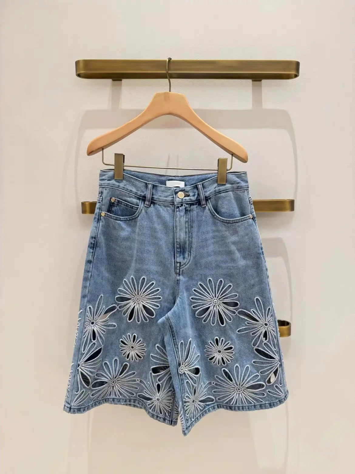 

Fashionable Sunflower Embroidery Hollow out Denim Pants High Waist Straight Leg Casual Mid-Length Shorts Spring Summer New Ar...