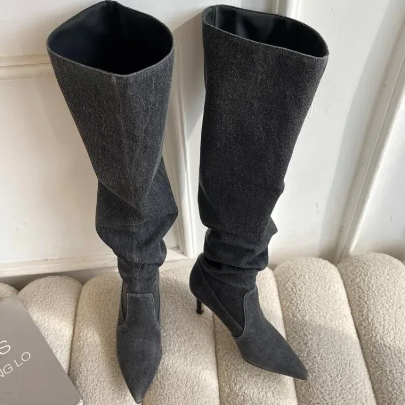 Botas compridas de salto alto azul denim para mulheres, botas de cowboy de dedo apontado, sapato de salto fino, pregas, outono, 2023