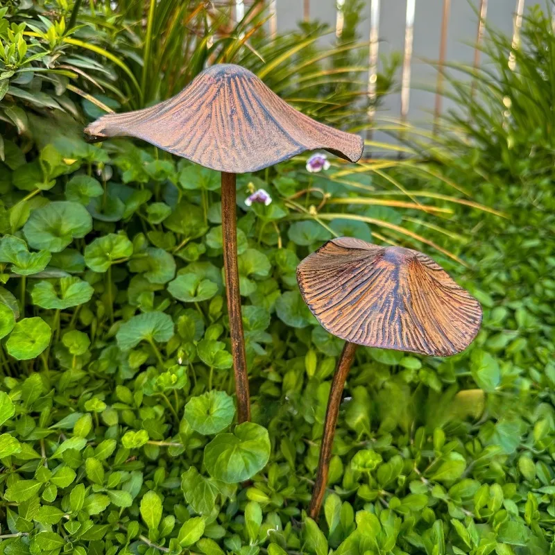 

2PCS Vintage Brown Mushroom Shaped Outdoor Garden Stakes Decorative Lawn Ornaments for Yard Pathway Flower Pots and Plant Decor