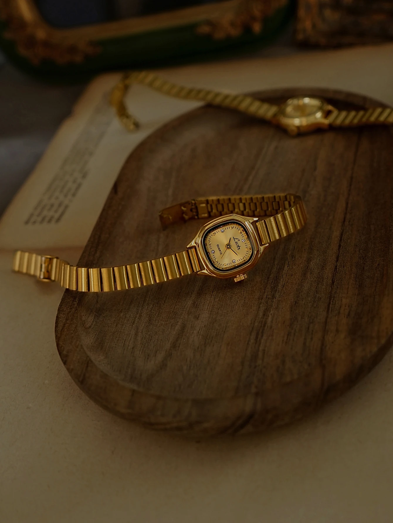 1 ساعة نسائية جديدة على الطراز الفرنسي رائعة بمينا ذهبي صغير الحجم، عصرية، بسيطة، أنيقة، فاخرة، مدمجة، مقاومة للماء، حزام من الفولاذ المقاوم للصدأ، مناسبة للارتداء اليومي، حفلات العشاء، إلخ. ، لإضافة لمسة إلى المعصم