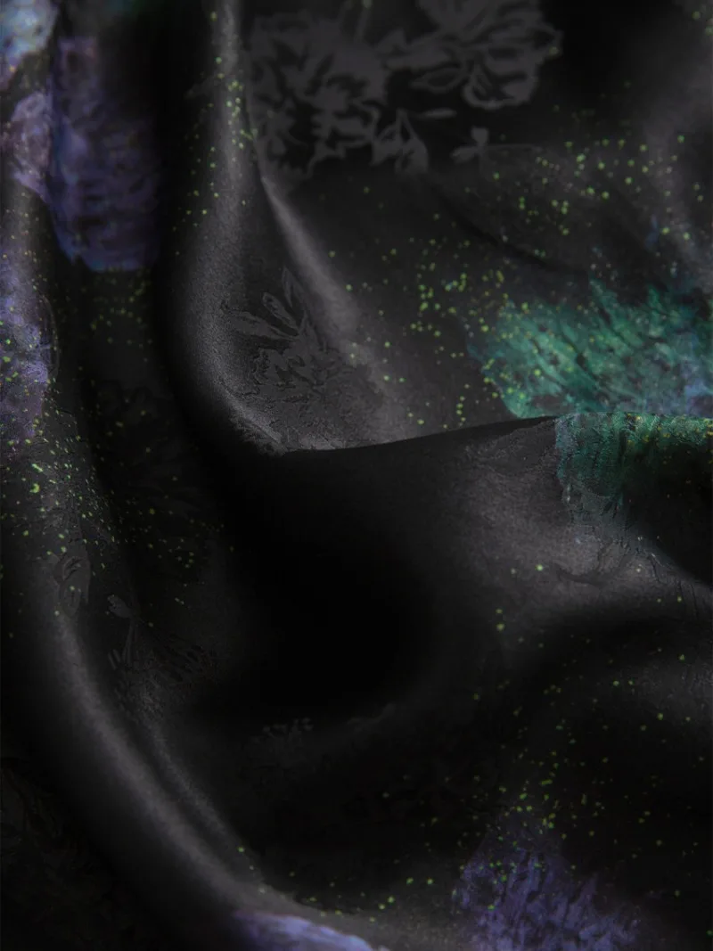 الساتان الثقيل 100% حرير التوت الطبيعي Gambiered قوانغدونغ الشاش الجديد النمط الصيني مشبك المرأة الجولة الرقبة فستان بأكمام طويلة