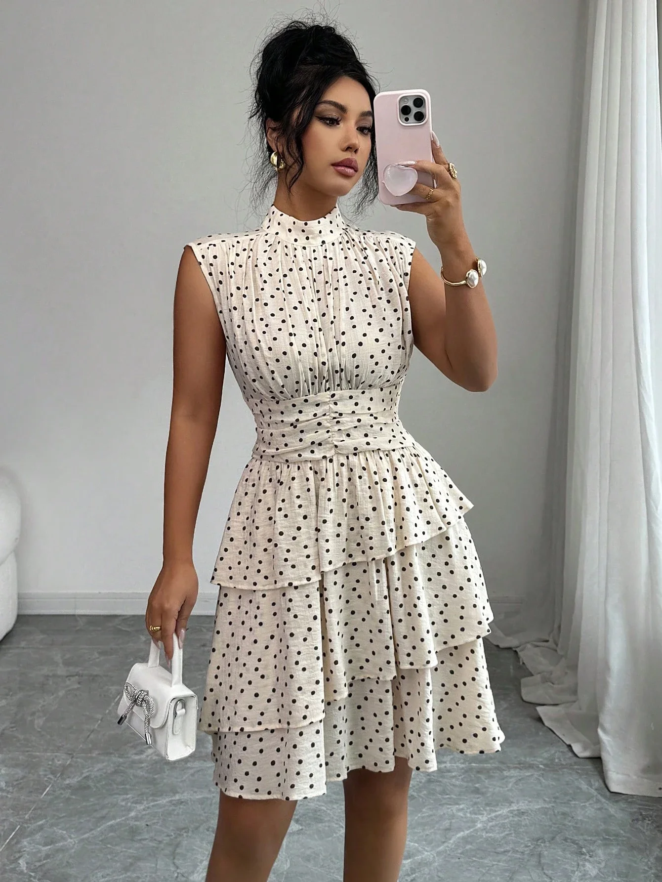 

Женское платье без рукавов в горошек с воротником-стойкой и многоярусным подолом с рюшами, весна-лето