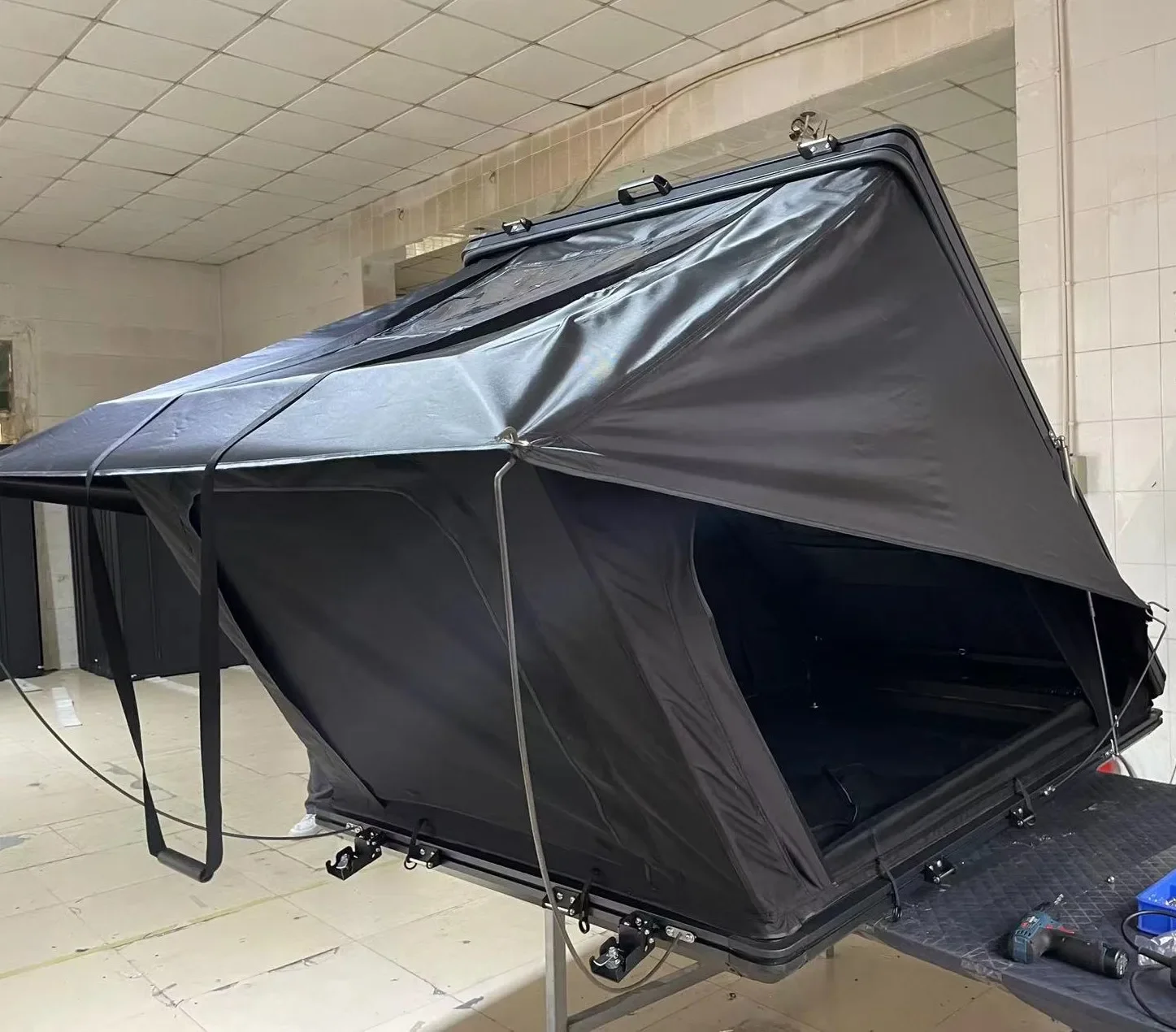 

High quality camping triangle aluminium hard shell roof top tent car tent