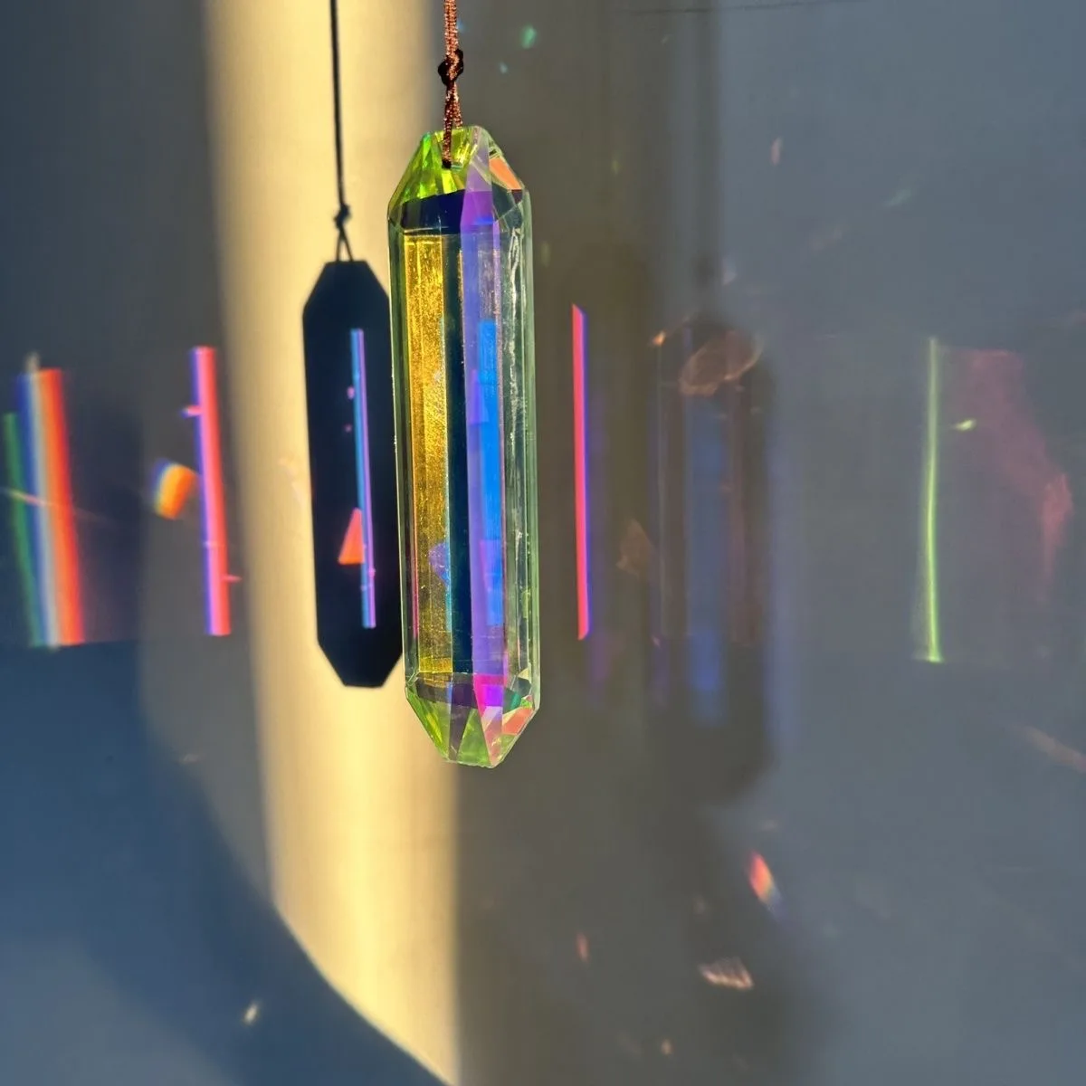 1Pcs Sunshine rainbow catcher, crystal diamond long pendant, rainbow refraction pendant, suitable for home and car decoration