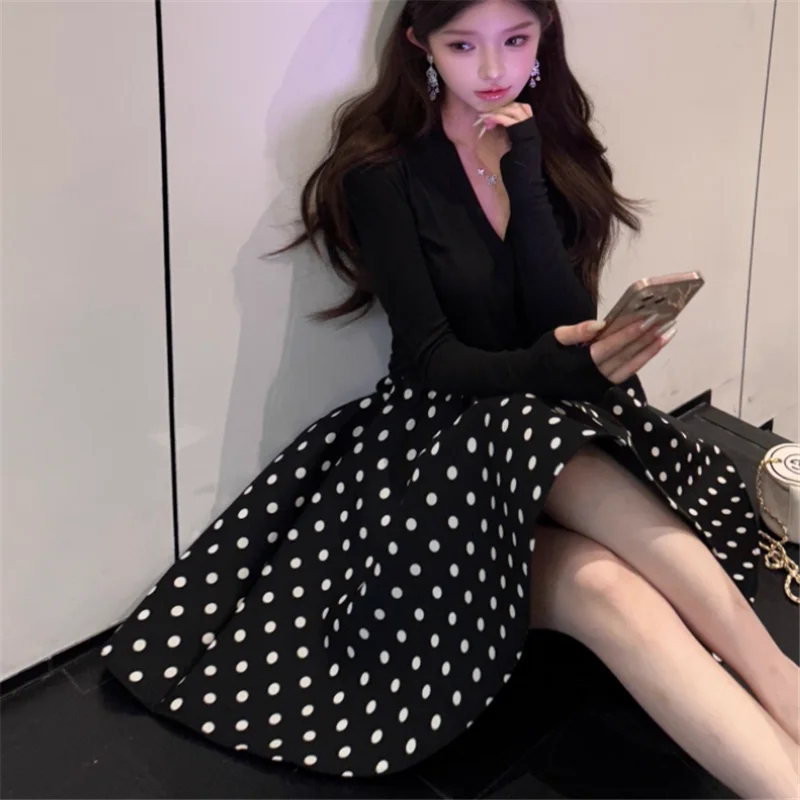 ชุดเดรสวินเทจสไตล์เฮปเบิร์นสีดำ 2 ชิ้น เสื้อยืดคอวีแขนยาวทรงเข้ารูป & กระโปรงทรงพองลายจุดเอวสูง ชุดเข้าเซ็ต 2 ชิ้น