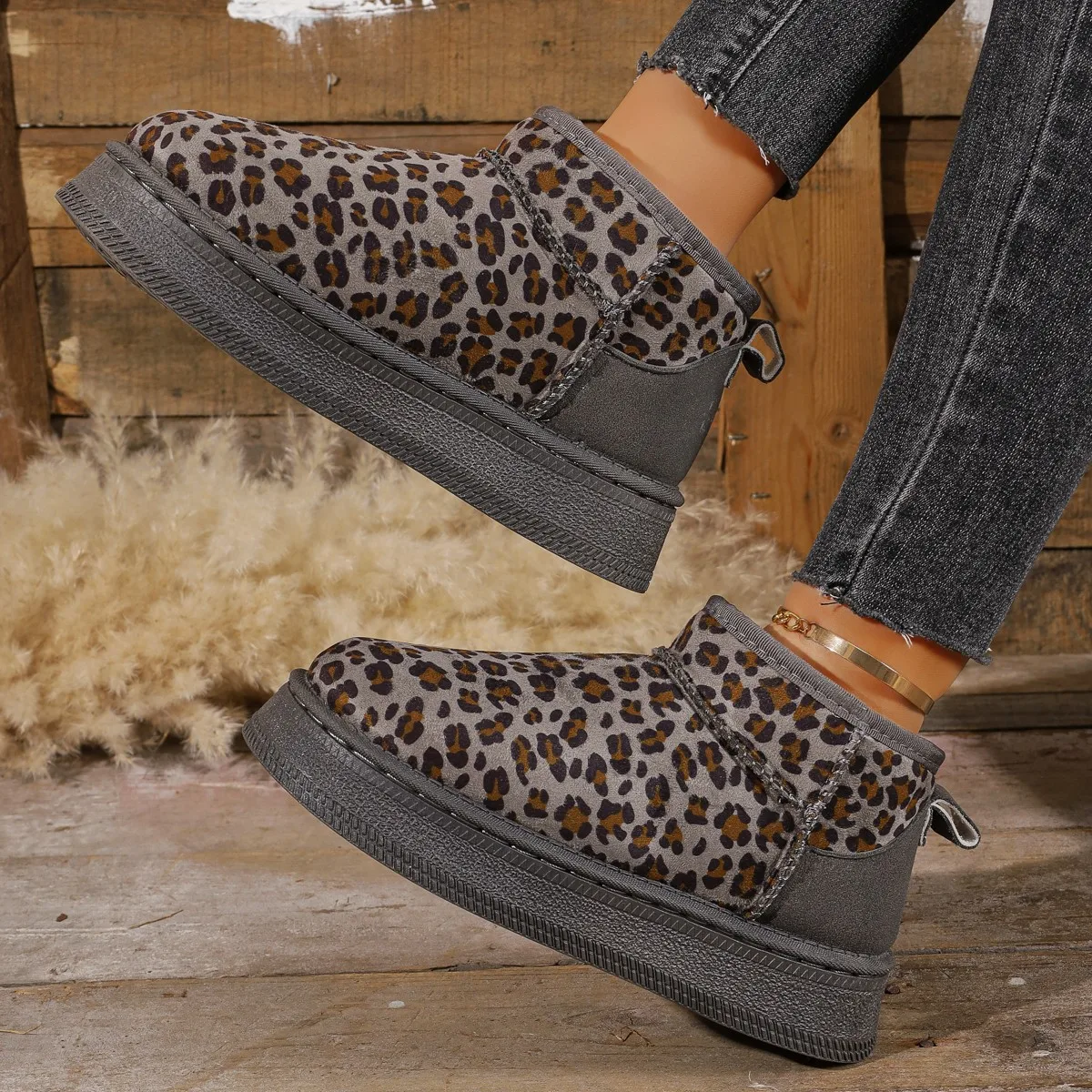 New Winter Snow Boots Women's Short Tube Thicken Bread Shoes Keep Warm and A Pedal Fashion Leopard Print Pattern