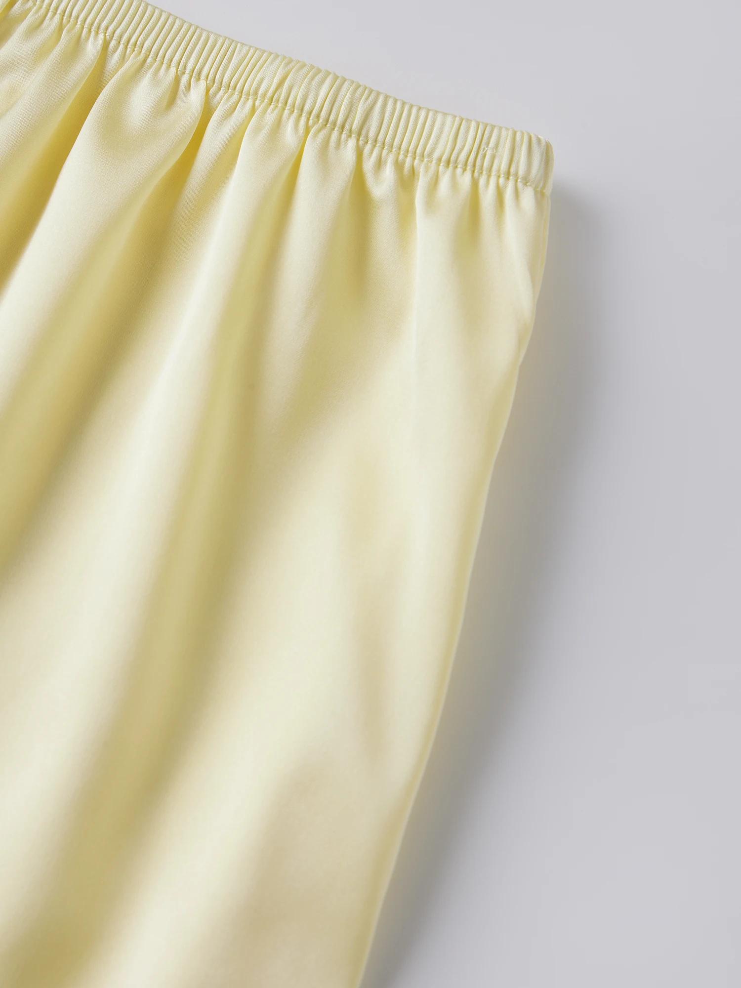 Damska satynowa mini spódniczka elegancka, jednolita, z koronkowym wykończeniem, idealna na imprezę, do pracy i na co dzień.