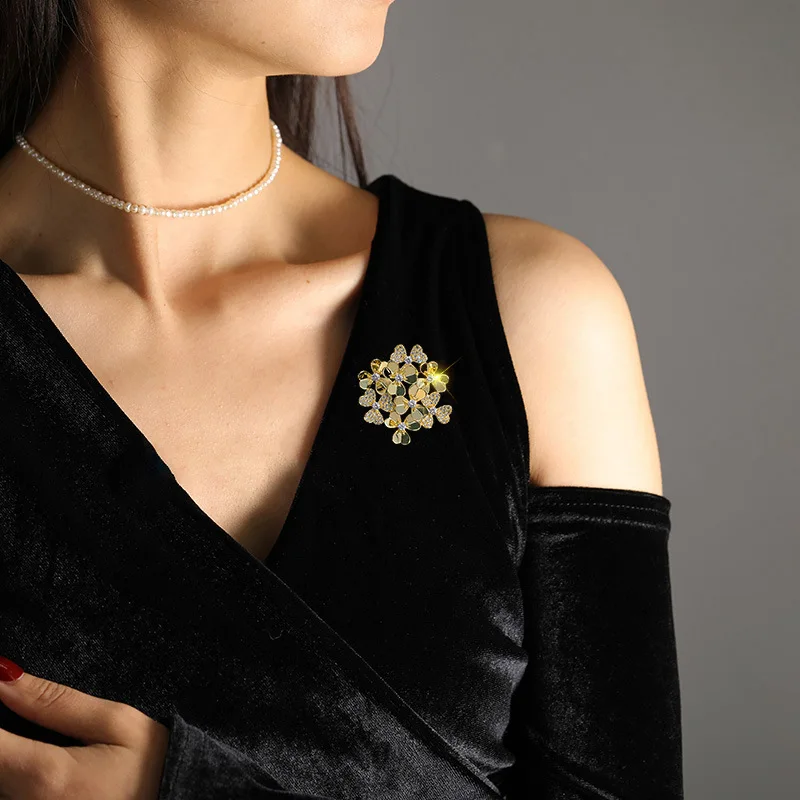 Vintage Clover Wreath Brooch Bohemian Copper Zircon Coat Corsage. Micro-inlaid Zircon Golden Yellow Corsage, Exquisite Gift