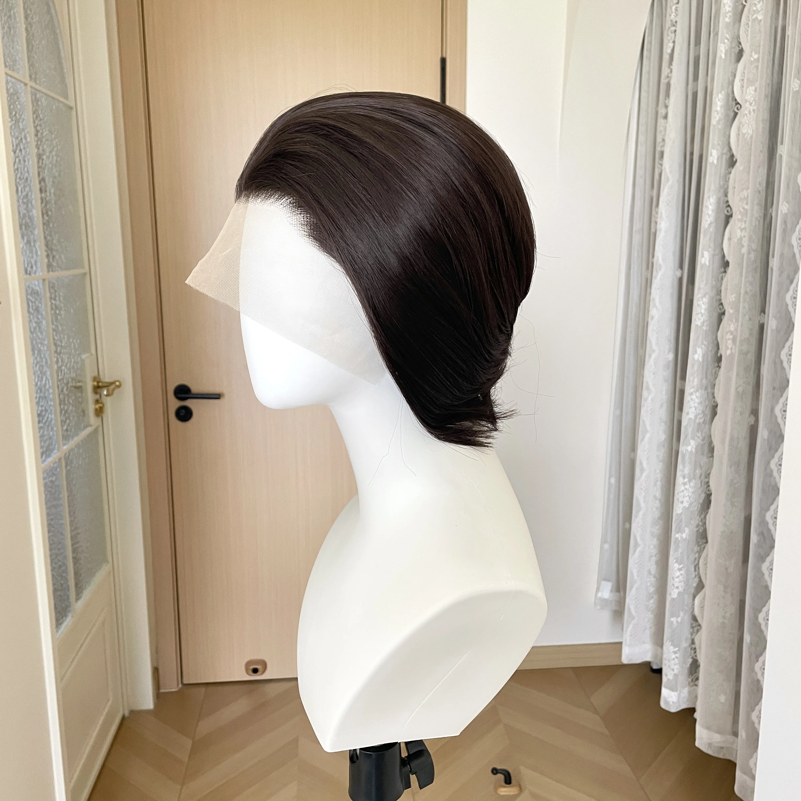 ダークブラウンのショートボブカット合成レースフロントウィッグ（男性用コスプレウィッグ、年配の女性向けヘアライングルーレス13x4レースフロントウィッグ）